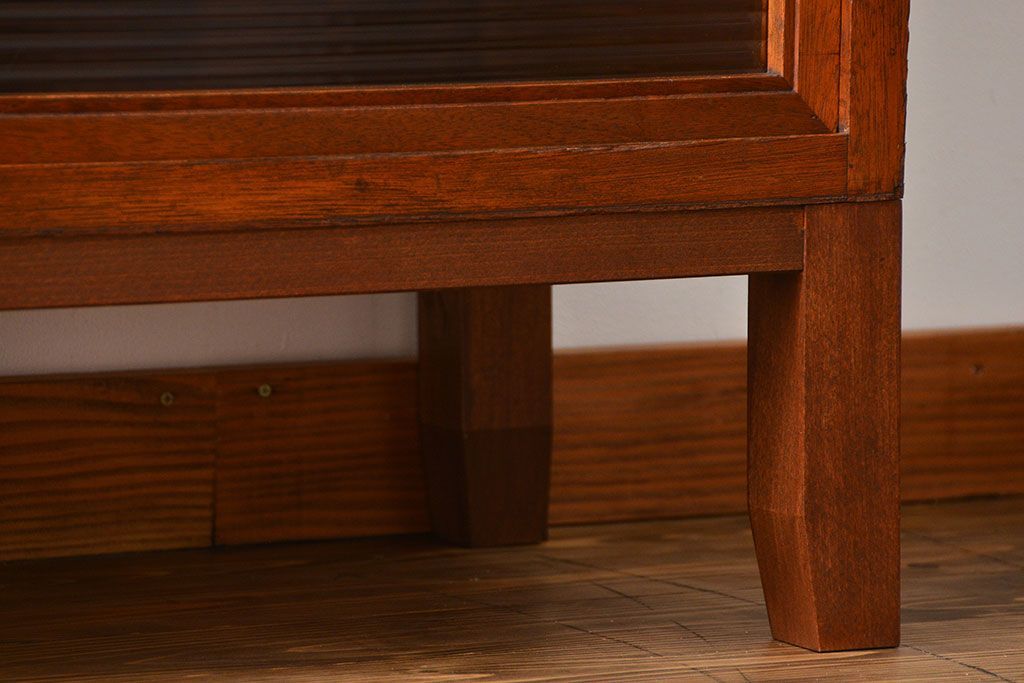 アンティーク家具　アンティーク シンプルな脚付きモールガラス収納棚(食器棚、戸棚)