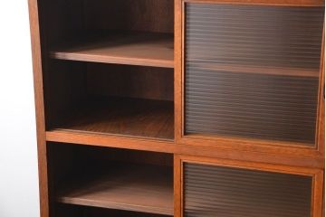 アンティーク家具　アンティーク シンプルな脚付きモールガラス収納棚(食器棚、戸棚)