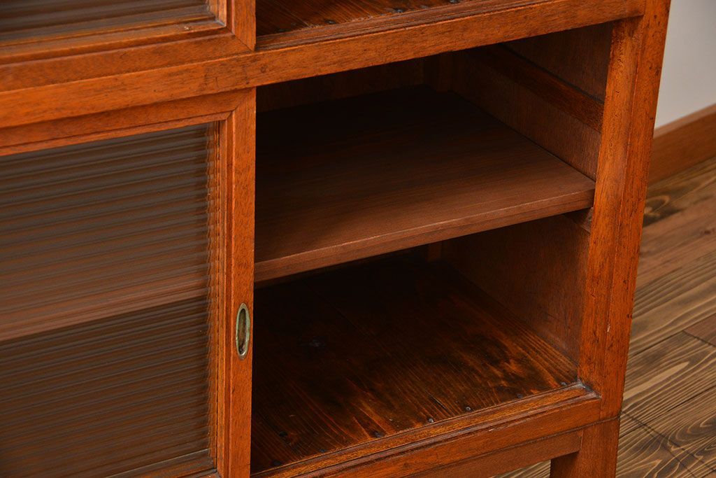 アンティーク家具　アンティーク シンプルな脚付きモールガラス収納棚(食器棚、戸棚)