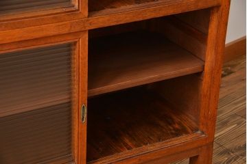 アンティーク家具　アンティーク シンプルな脚付きモールガラス収納棚(食器棚、戸棚)