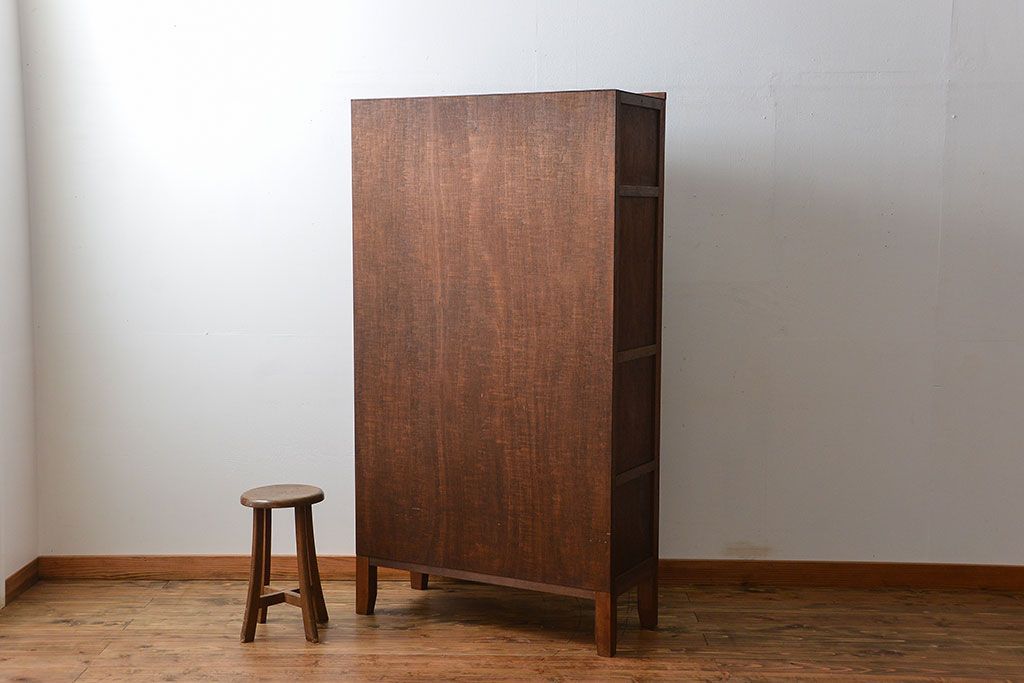 アンティーク家具　アンティーク シンプルな脚付きモールガラス収納棚(食器棚、戸棚)