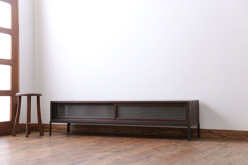 アンティーク家具　アンティーク 鉄脚付きモールガラスローボード(テレビボード)