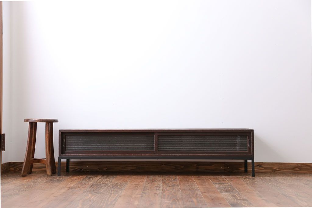 アンティーク家具　アンティーク 鉄脚付きモールガラスローボード(テレビボード)