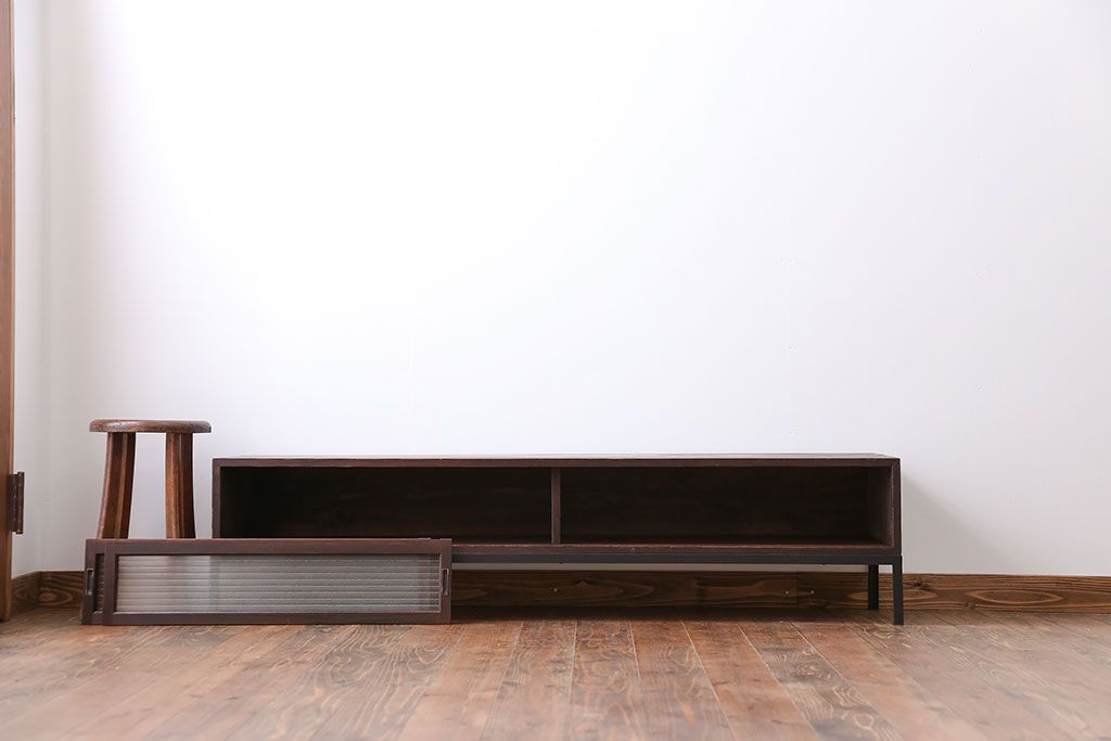 アンティーク家具　アンティーク 鉄脚付きモールガラスローボード(テレビボード)