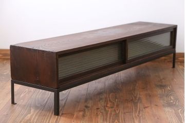 アンティーク家具　アンティーク 鉄脚付きモールガラスローボード(テレビボード)