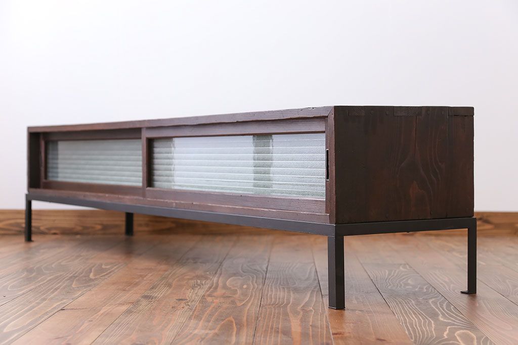 アンティーク家具　アンティーク 鉄脚付きモールガラスローボード(テレビボード)