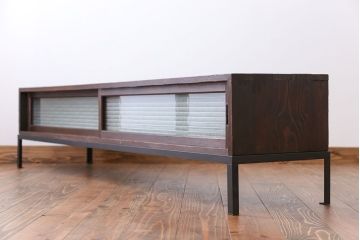 アンティーク家具　アンティーク 鉄脚付きモールガラスローボード(テレビボード)