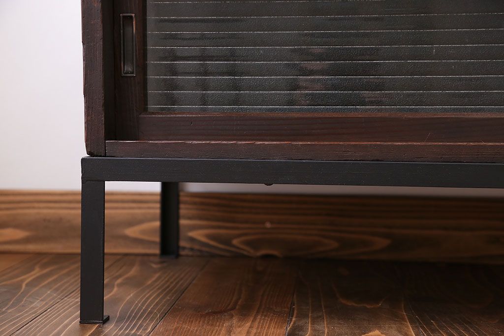 アンティーク家具　アンティーク 鉄脚付きモールガラスローボード(テレビボード)