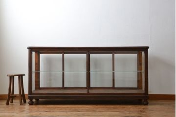 アンティーク家具　アンティーク 古いナラ材の4枚引き戸ガラスケース(ショーケース、飾り棚)