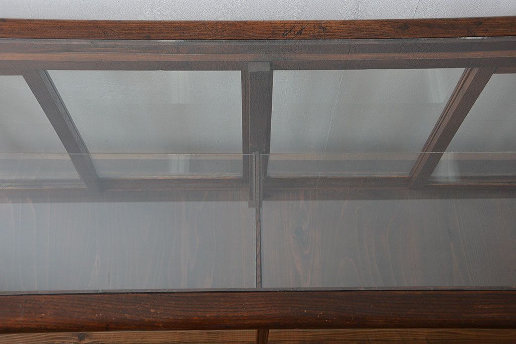 アンティーク家具　アンティーク 古いナラ材の4枚引き戸ガラスケース(ショーケース、飾り棚)