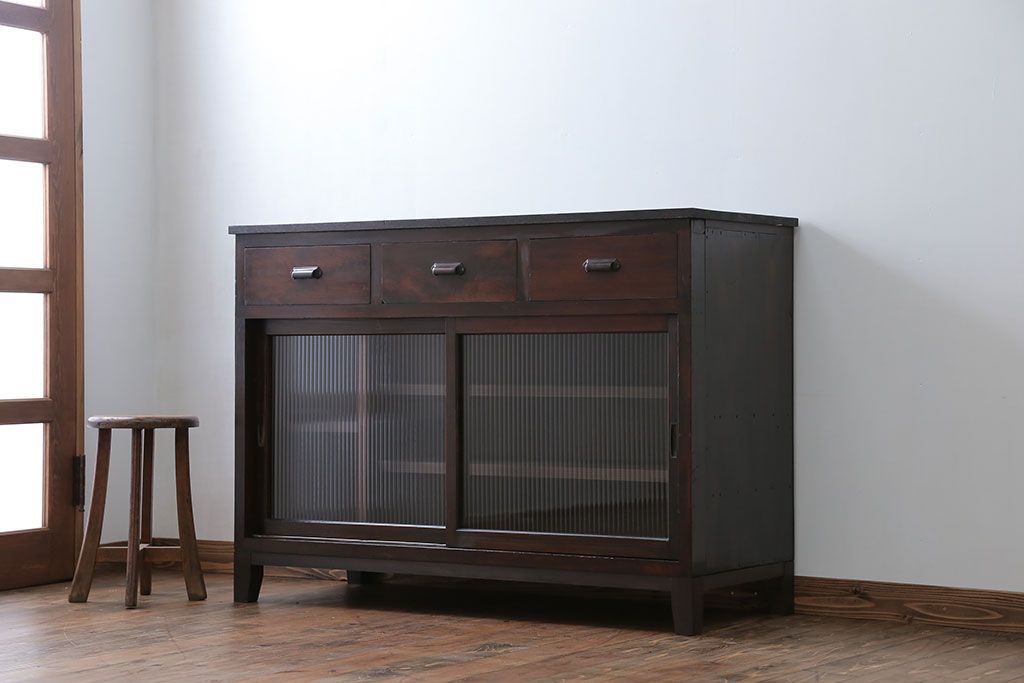 アンティーク家具　アンティーク 古い木のモールガラス入りのキッチンキャビネット(収納棚、食器棚)