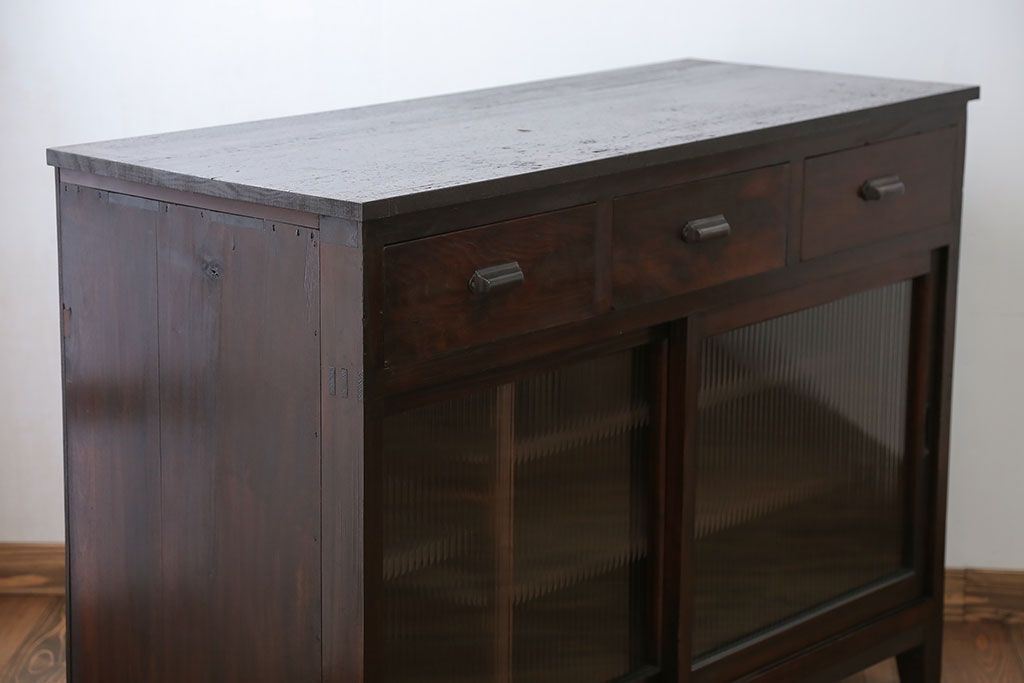 アンティーク家具　アンティーク 古い木のモールガラス入りのキッチンキャビネット(収納棚、食器棚)