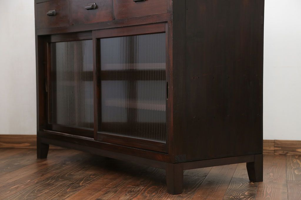 アンティーク家具　アンティーク 古い木のモールガラス入りのキッチンキャビネット(収納棚、食器棚)