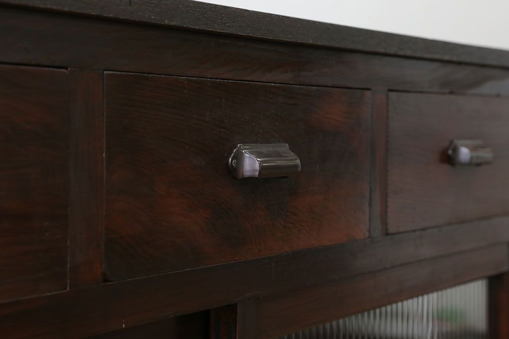 アンティーク家具　アンティーク 古い木のモールガラス入りのキッチンキャビネット(収納棚、食器棚)