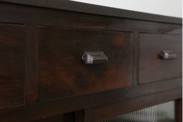 アンティーク家具　アンティーク 古い木のモールガラス入りのキッチンキャビネット(収納棚、食器棚)