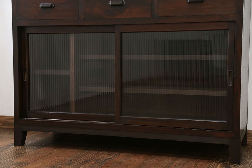 アンティーク家具　アンティーク 古い木のモールガラス入りのキッチンキャビネット(収納棚、食器棚)