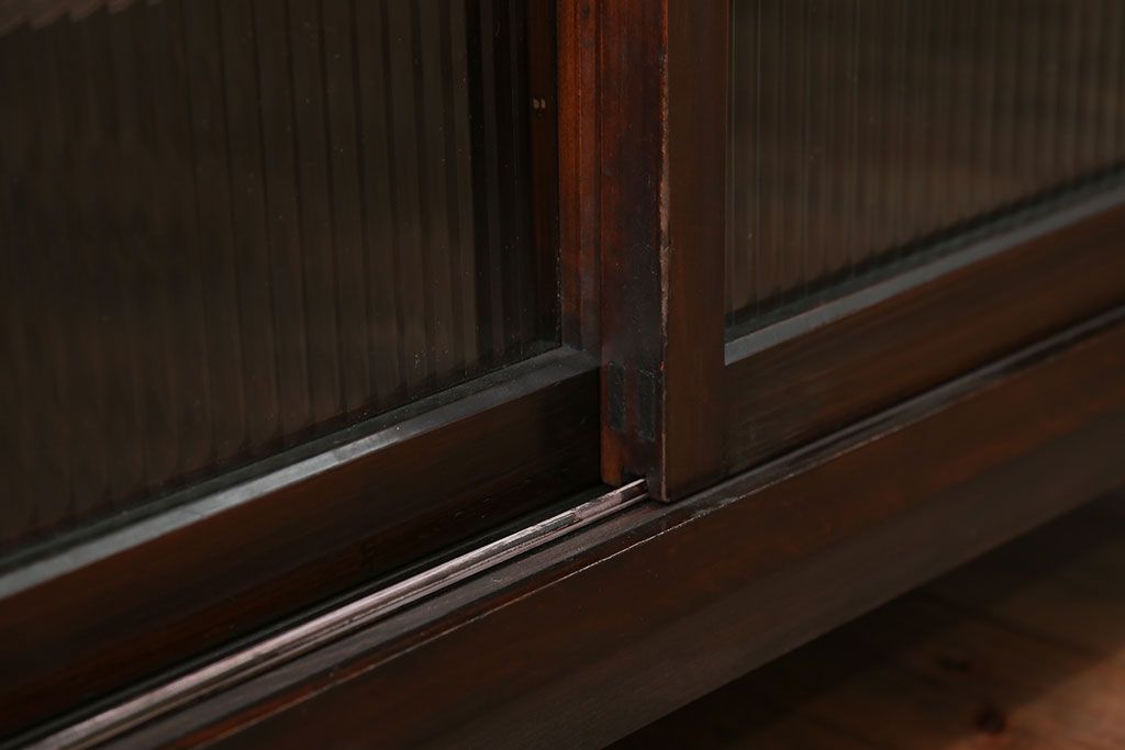 アンティーク家具　アンティーク 古い木のモールガラス入りのキッチンキャビネット(収納棚、食器棚)