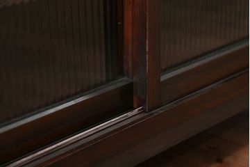 アンティーク家具　アンティーク 古い木のモールガラス入りのキッチンキャビネット(収納棚、食器棚)