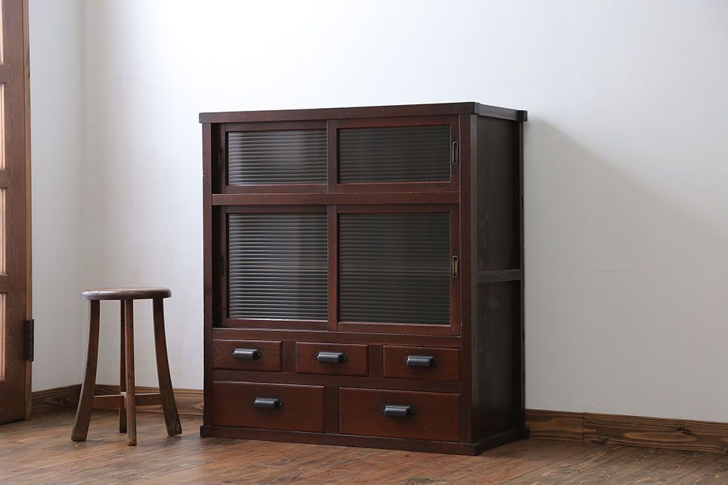 アンティーク家具　アンティーク 古い木のモールガラス収納棚(戸棚)