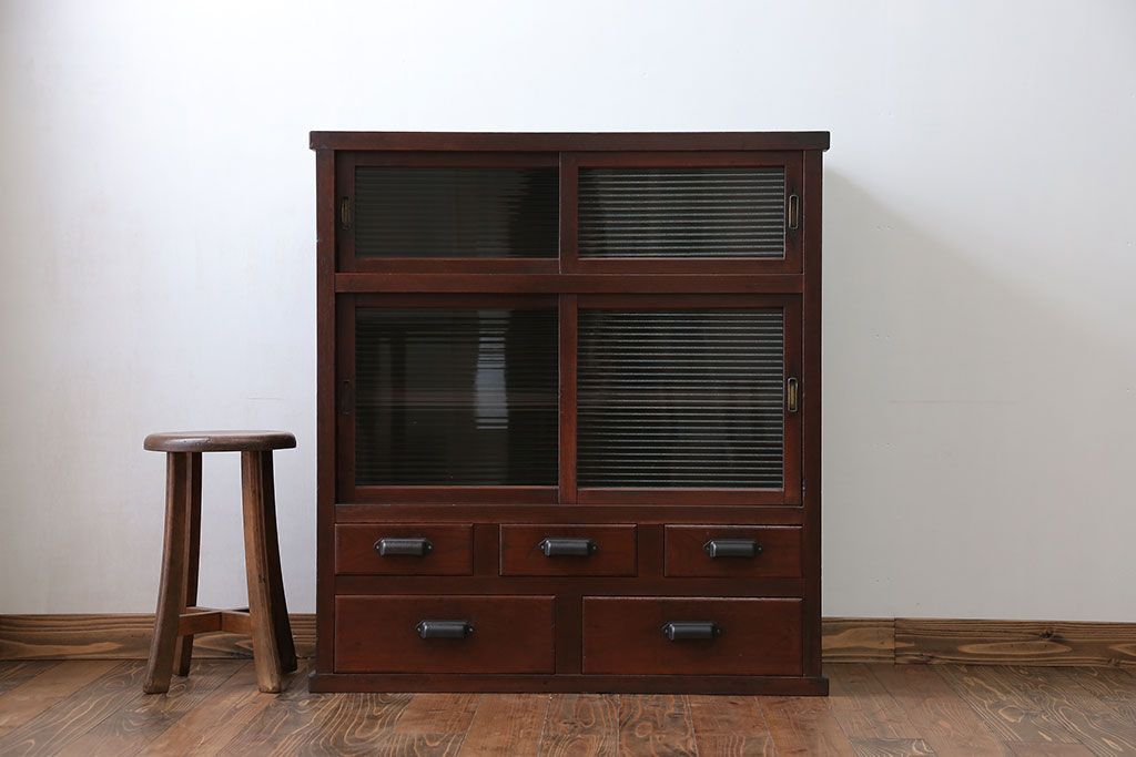 アンティーク家具　アンティーク 古い木のモールガラス収納棚(戸棚)