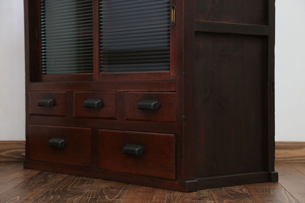 アンティーク家具　アンティーク 古い木のモールガラス収納棚(戸棚)