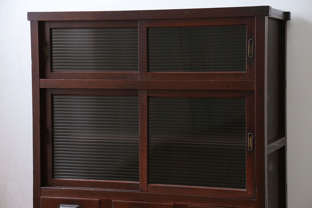 アンティーク家具　アンティーク 古い木のモールガラス収納棚(戸棚)