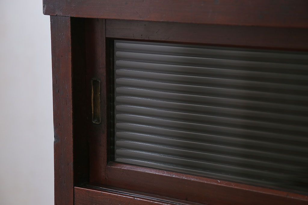 アンティーク家具　アンティーク 古い木のモールガラス収納棚(戸棚)