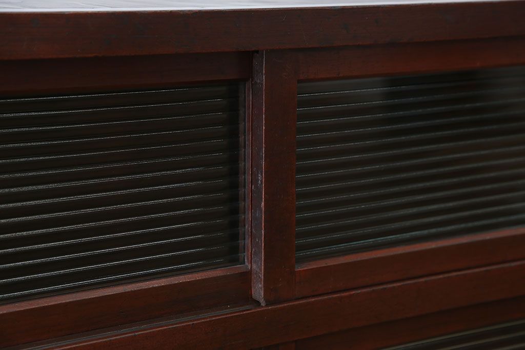 アンティーク家具　アンティーク 古い木のモールガラス収納棚(戸棚)