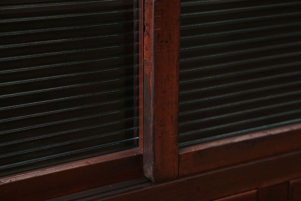 アンティーク家具　アンティーク 古い木のモールガラス収納棚(戸棚)