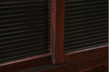 アンティーク家具　アンティーク 古い木のモールガラス収納棚(戸棚)