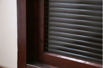 アンティーク家具　アンティーク 古い木のモールガラス収納棚(戸棚)