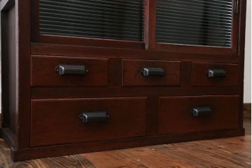 アンティーク家具　アンティーク 古い木のモールガラス収納棚(戸棚)