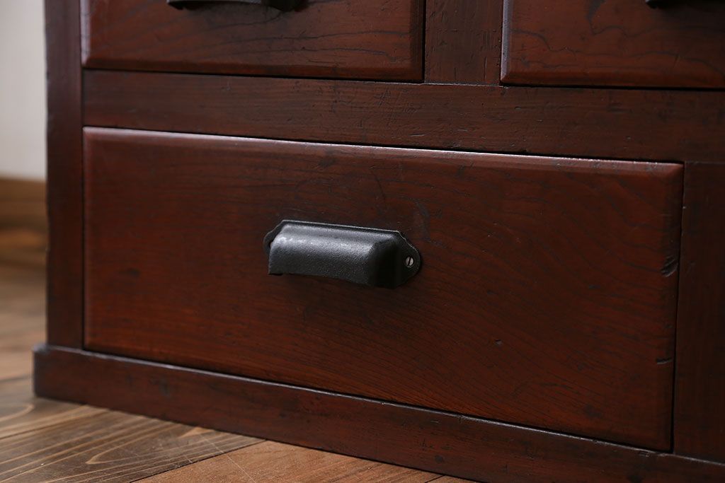 アンティーク家具　アンティーク 古い木のモールガラス収納棚(戸棚)