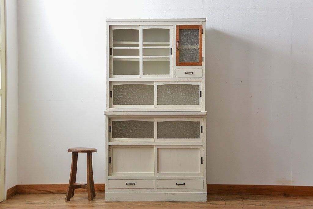 アンティーク家具　アンティークペイント ダイヤガラス入りのかわいい食器棚(カップボード)