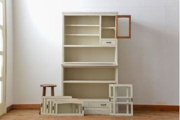 アンティーク家具　アンティークペイント ダイヤガラス入りのかわいい食器棚(カップボード)