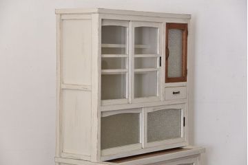 アンティーク家具　アンティークペイント ダイヤガラス入りのかわいい食器棚(カップボード)