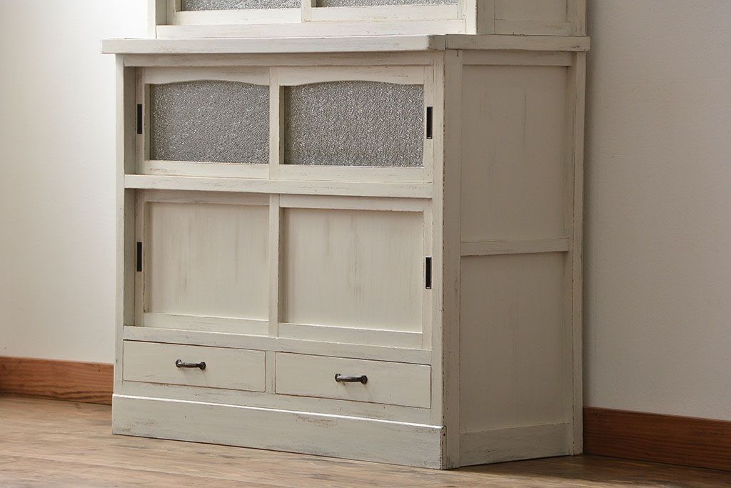 アンティーク家具　アンティークペイント ダイヤガラス入りのかわいい食器棚(カップボード)