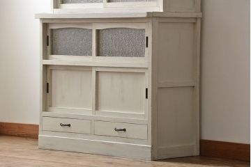 アンティーク家具　アンティークペイント ダイヤガラス入りのかわいい食器棚(カップボード)