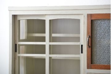 アンティーク家具　アンティークペイント ダイヤガラス入りのかわいい食器棚(カップボード)