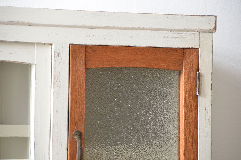 アンティーク家具　アンティークペイント ダイヤガラス入りのかわいい食器棚(カップボード)