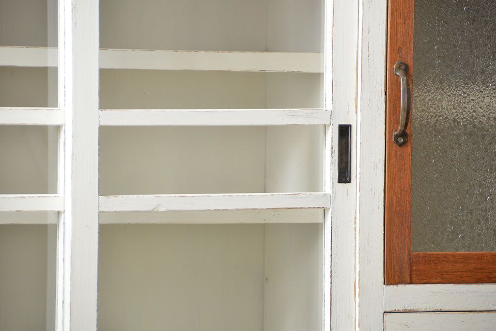 アンティーク家具　アンティークペイント ダイヤガラス入りのかわいい食器棚(カップボード)