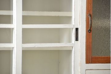 アンティーク家具　アンティークペイント ダイヤガラス入りのかわいい食器棚(カップボード)