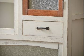 アンティーク家具　アンティークペイント ダイヤガラス入りのかわいい食器棚(カップボード)