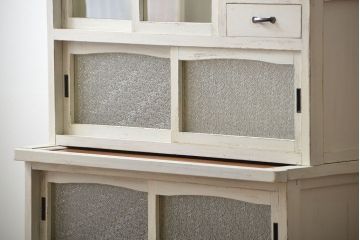 アンティーク家具　アンティークペイント ダイヤガラス入りのかわいい食器棚(カップボード)