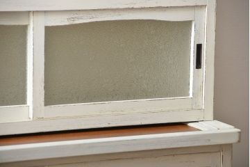 アンティーク家具　アンティークペイント ダイヤガラス入りのかわいい食器棚(カップボード)