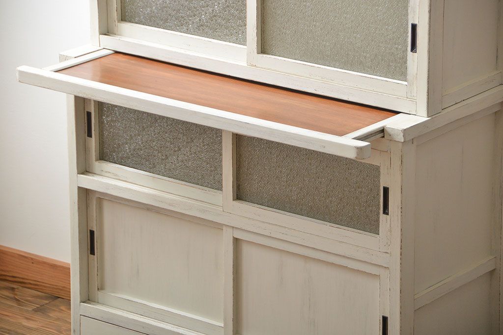 アンティーク家具　アンティークペイント ダイヤガラス入りのかわいい食器棚(カップボード)