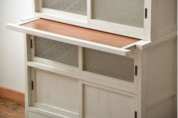 アンティーク家具　アンティークペイント ダイヤガラス入りのかわいい食器棚(カップボード)