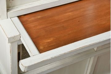 アンティーク家具　アンティークペイント ダイヤガラス入りのかわいい食器棚(カップボード)