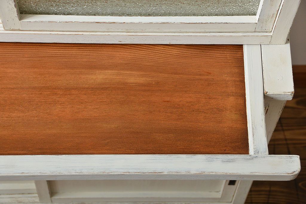 アンティーク家具　アンティークペイント ダイヤガラス入りのかわいい食器棚(カップボード)