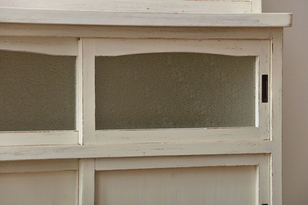 アンティーク家具　アンティークペイント ダイヤガラス入りのかわいい食器棚(カップボード)